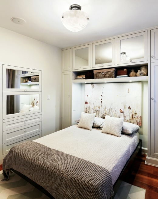 weiße-kleine-schlafzimmer-lagerraum