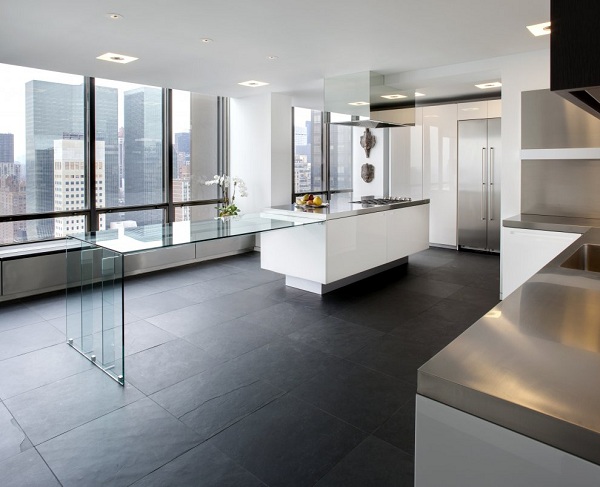 weiße-minimalistische-Küche-Wohnung-Interieur