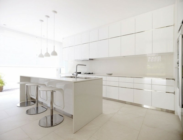 weiße-minimalistische-Küche