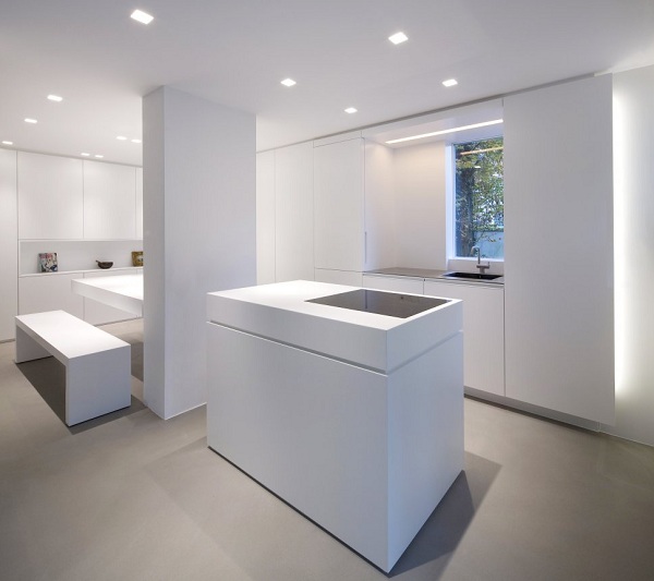 weiße-minimalistische-küche-kücheninsel