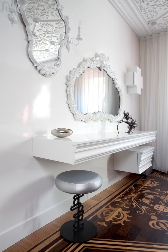weißes-Luxus-Spiegel-Badezimmer