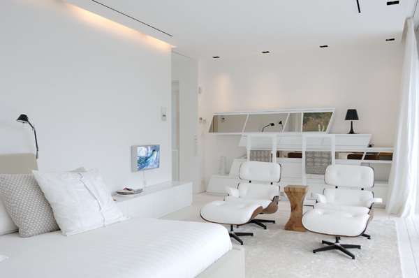 weißes-schlafzimmer-design-lederstühle