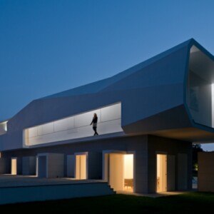 Architekt-Alvaro-Siza-Vieira-fez-haus-fassade-nachts