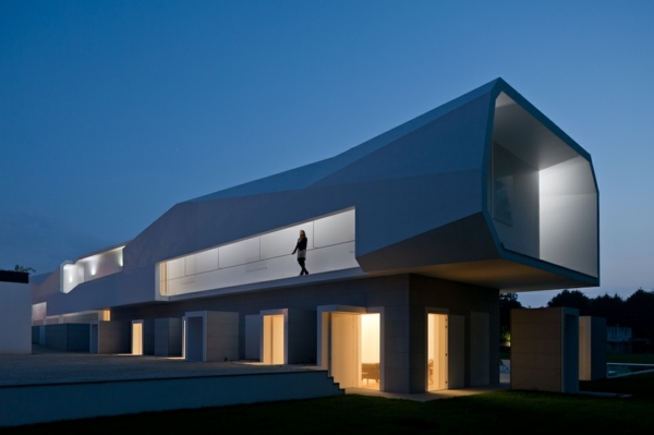 Architekt-Alvaro-Siza-Vieira-fez-haus-fassade-nachts