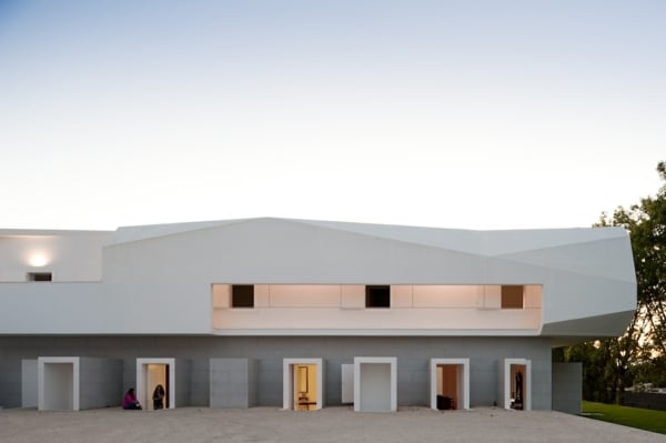 Architekt-Alvaro-Siza-Vieira-fez-haus-weiß
