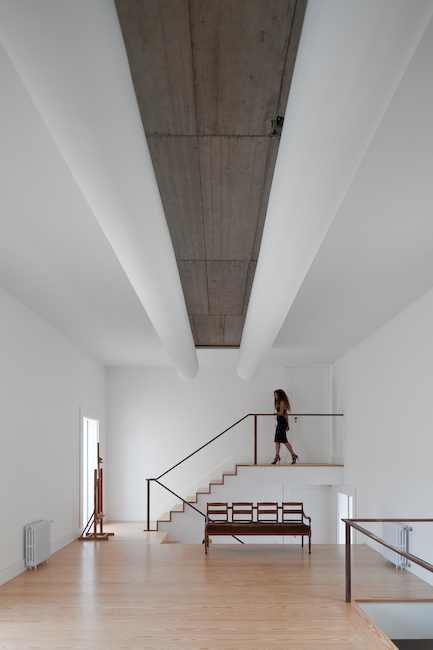 Architekt-Alvaro-Siza-Vieira-fez-haus-weißes-interieur