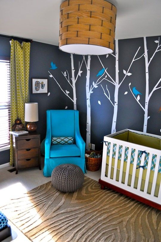 Babyzimmer-gestalten-Deko-Ideen-bäume-bequemer-sessel