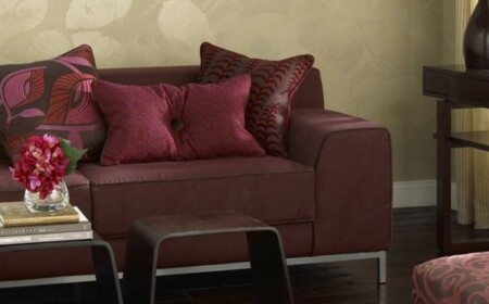 Beige-Tapete-Blättermotive-weinrotes-Sofa