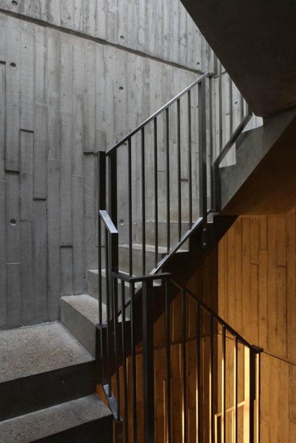 Das-moderne-Stadthaus-Carl-Turner-Architects-treppen-betonwände