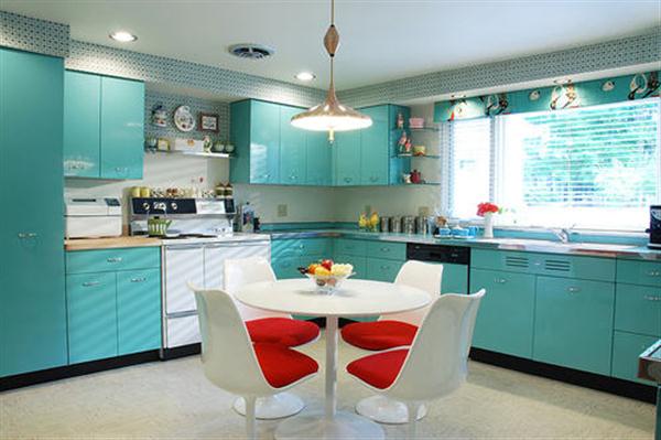 Farbtrends-Küche-2012-aquamarinblau-rote-sitzplätze