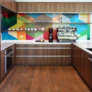 Farbtrends-Küche-2012-farbenfroher-fliesenspiegel-edelholz