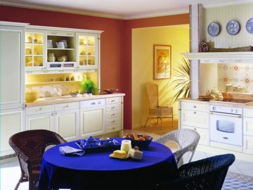 Gemütliche-Perinne-Küche-blaue-Tischdecke