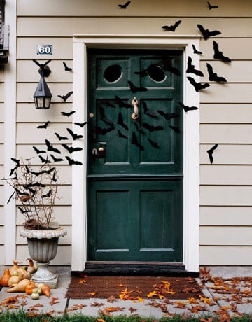 Gruselige-Halloween-Dekorationen-veranda-fliegende-fledermäuse