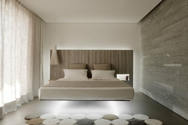 Hütte-mit-moderner-Innenarchitektur-beige-schlafzimmer