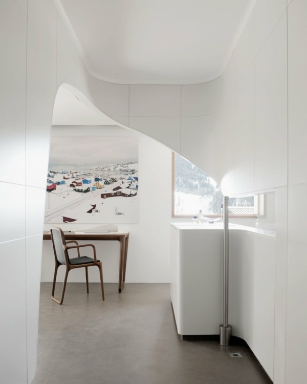 Hütte-mit-moderner-Innenarchitektur-weiße-küche