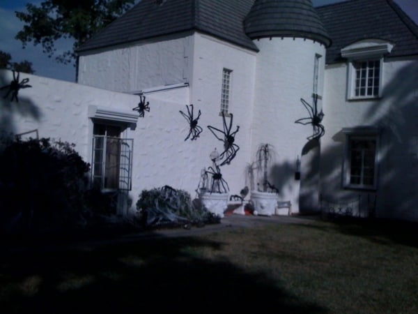 Halloween-Haus-Deko-große-Spinnen