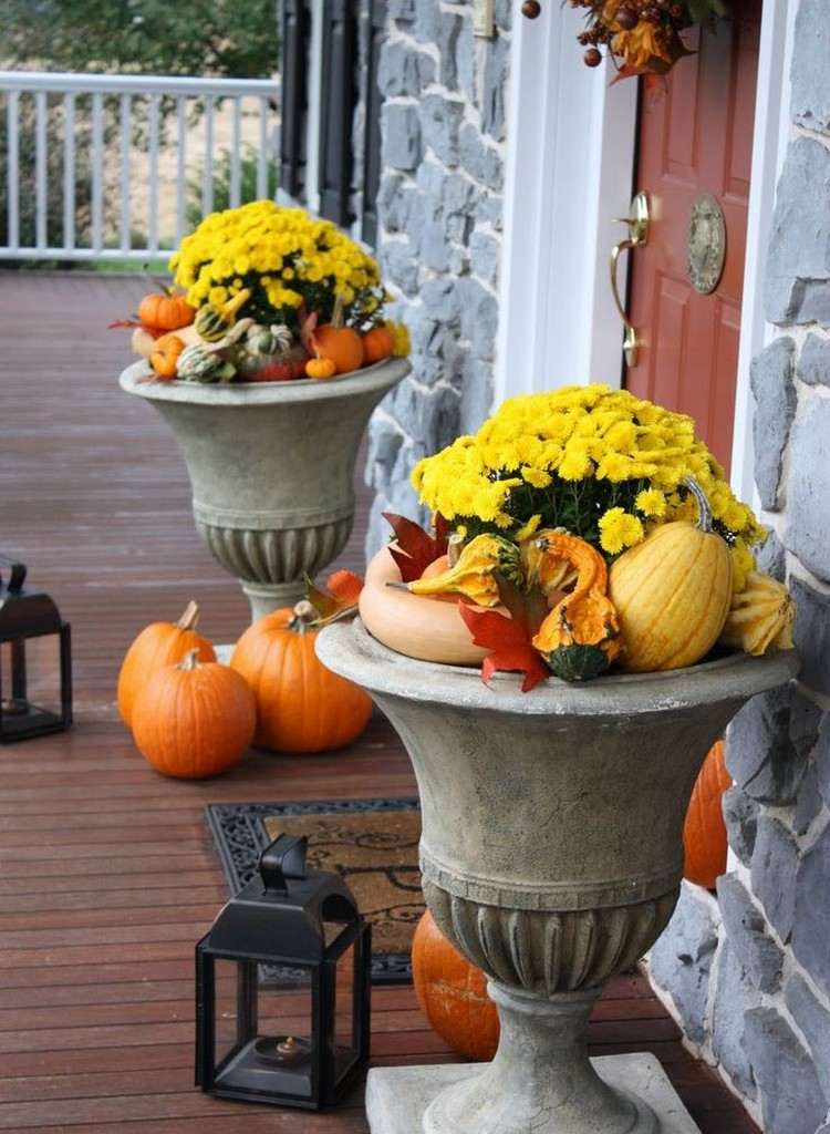 Herbst-Deko-Ideen-kuerbisse-gelbe-chrysanthemen