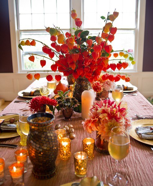 Herbstblumen-tisch-dekoration-Herbstdeko-Ideen-im-Haus
