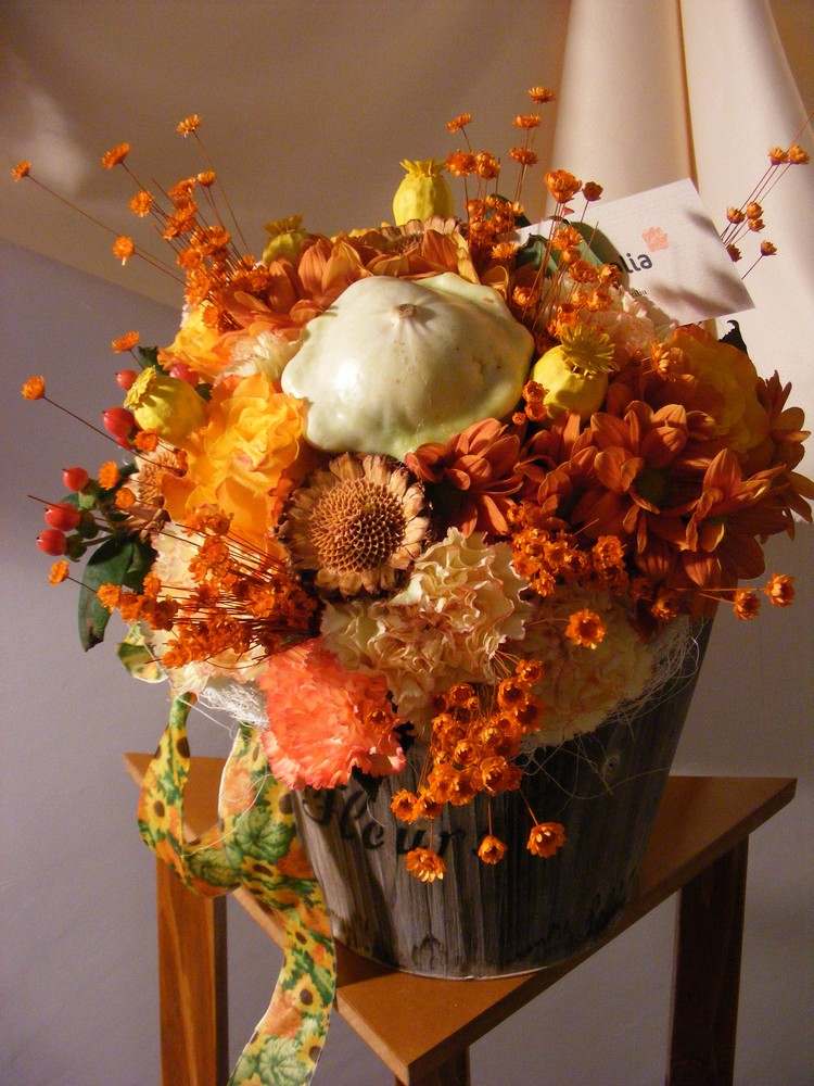 Herbstdeko-Ideen-herbstblumen-arrangement-chrysanthemen-trockenblumen