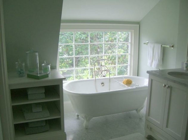 Ideen-Badezimmer-mit-Dachschräge-badewanne