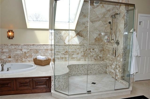 Ideen-Badezimmer-mit-Dachschräge-beige-marmorfliesen
