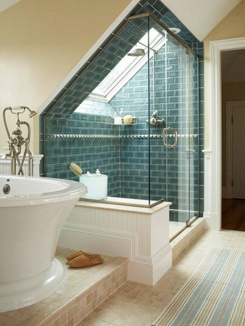 Ideen-Badezimmer-mit-Dachschräge-blau-backstein