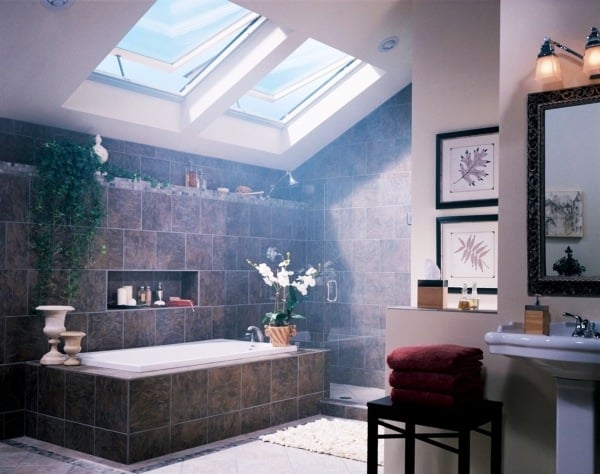 Ideen-Badezimmer-mit-Dachschräge-dachfenster