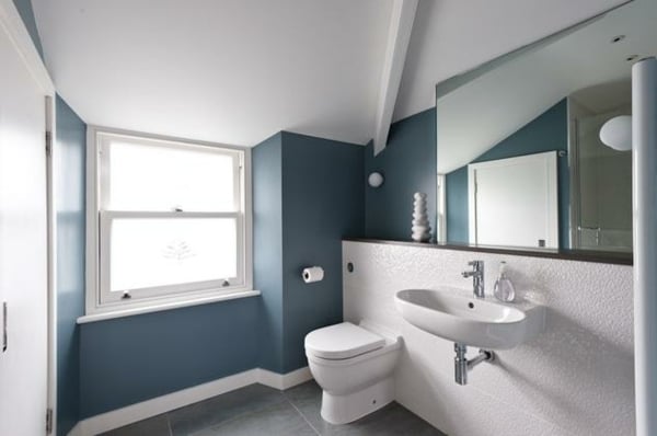 Ideen-Badezimmer-mit-Dachschräge-hellblauer-umriss
