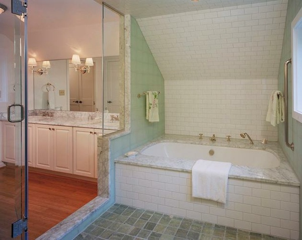 Ideen-Badezimmer-mit-Dachschräge-marmorfliesen