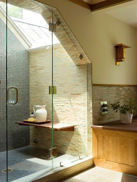 Ideen-Badezimmer-mit-Dachschräge-natursteinwand