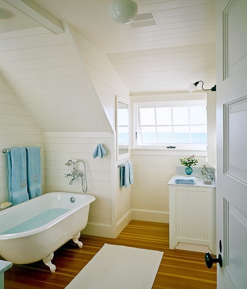 Ideen-Badezimmer-mit-Dachschräge-weiße-sommerliche-look