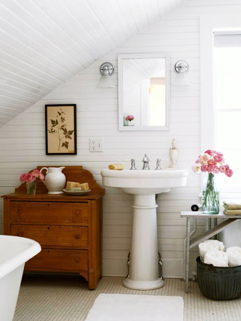 Ideen-Badezimmer-mit-Dachschräge-weißes-holz