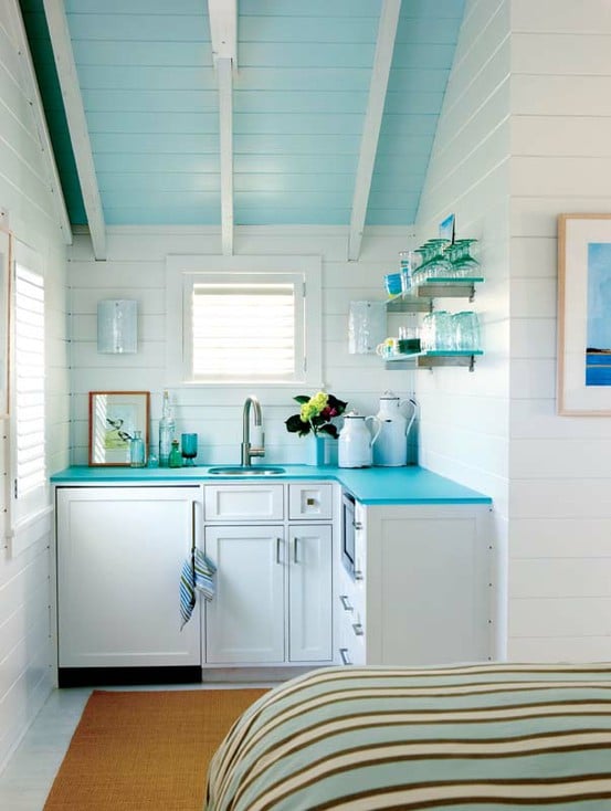 Ideen-Badezimmer-mit-Dachschräge-hellblau-weiß