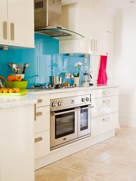 Küchenrückwand-Ideen-Fliesenspiegel-himmelblau