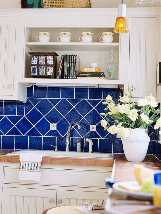Küchenrückwand-Ideen-blauerFliesenspiegel