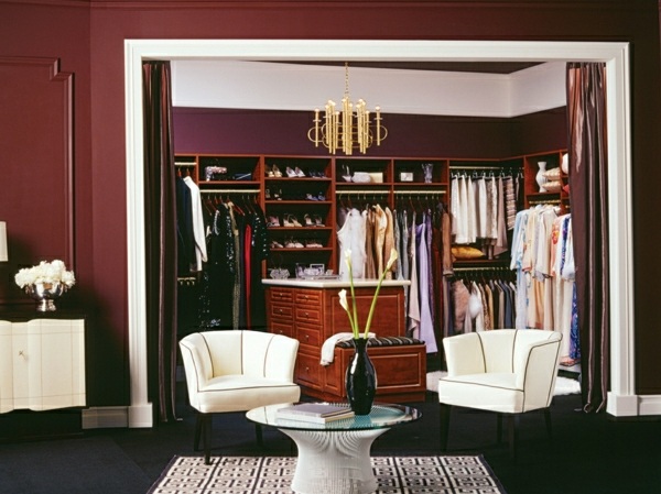Luxus-Kleiderschrank-Holzinterieur-weiße-Sessel