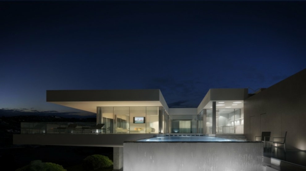 Modernes-Haus-mit-minimalistischem-Design-nachts