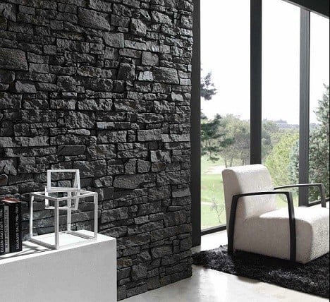 Natursteinwand-im-Wohnzimmer-schwarze-kontraste