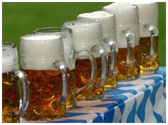 Oktoberfest-Party-Ideen-Dekoration-bierkrügen