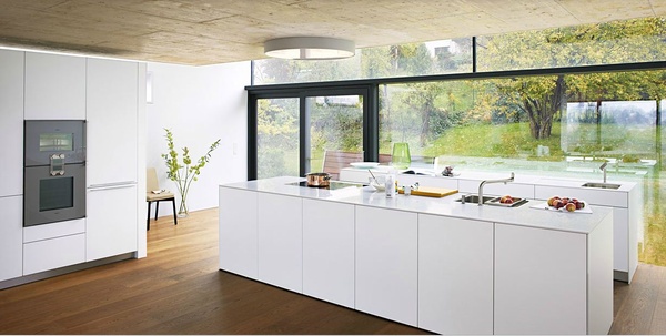 Ordnung-Küche-von-Bulthaup-weiß-minimalistisch