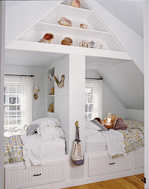 Schlafzimmer-mit-Dachschräge-eingebaute-doppelbetten