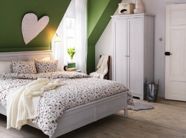 Schlafzimmer-mit-Dachschräge-grüne-akzentwand-schrank