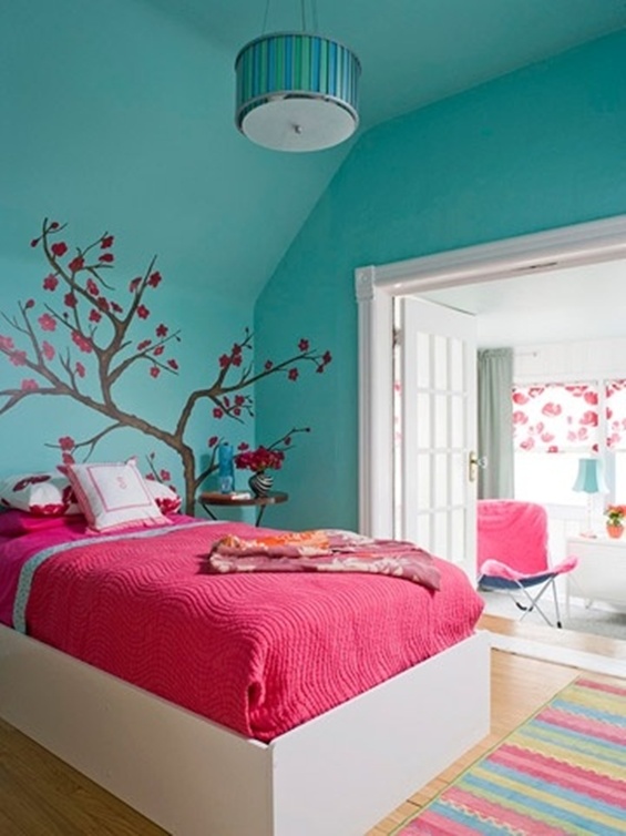 Schlafzimmer-mit-Dachschräge-baum-dekoration-blaue-wandfarbe