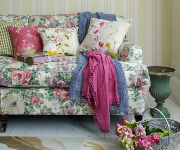 Shabby-Chic-Blumenmotiven-Sofa