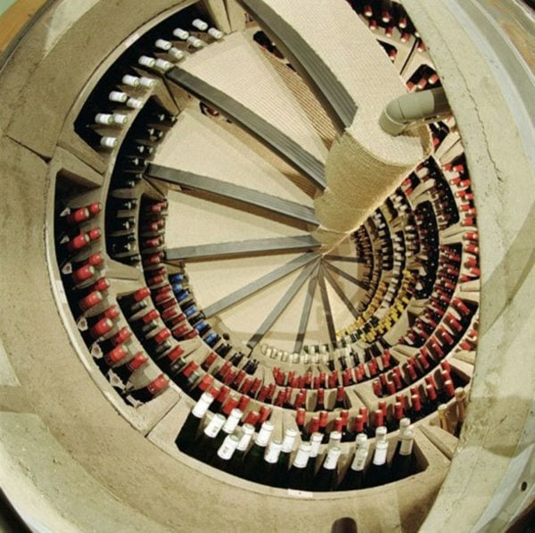 Spiraltreppe-Regalsystem-Weinflaschen