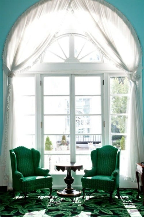 Wohnzimmer-königliches-Stil-grüner-Teppich