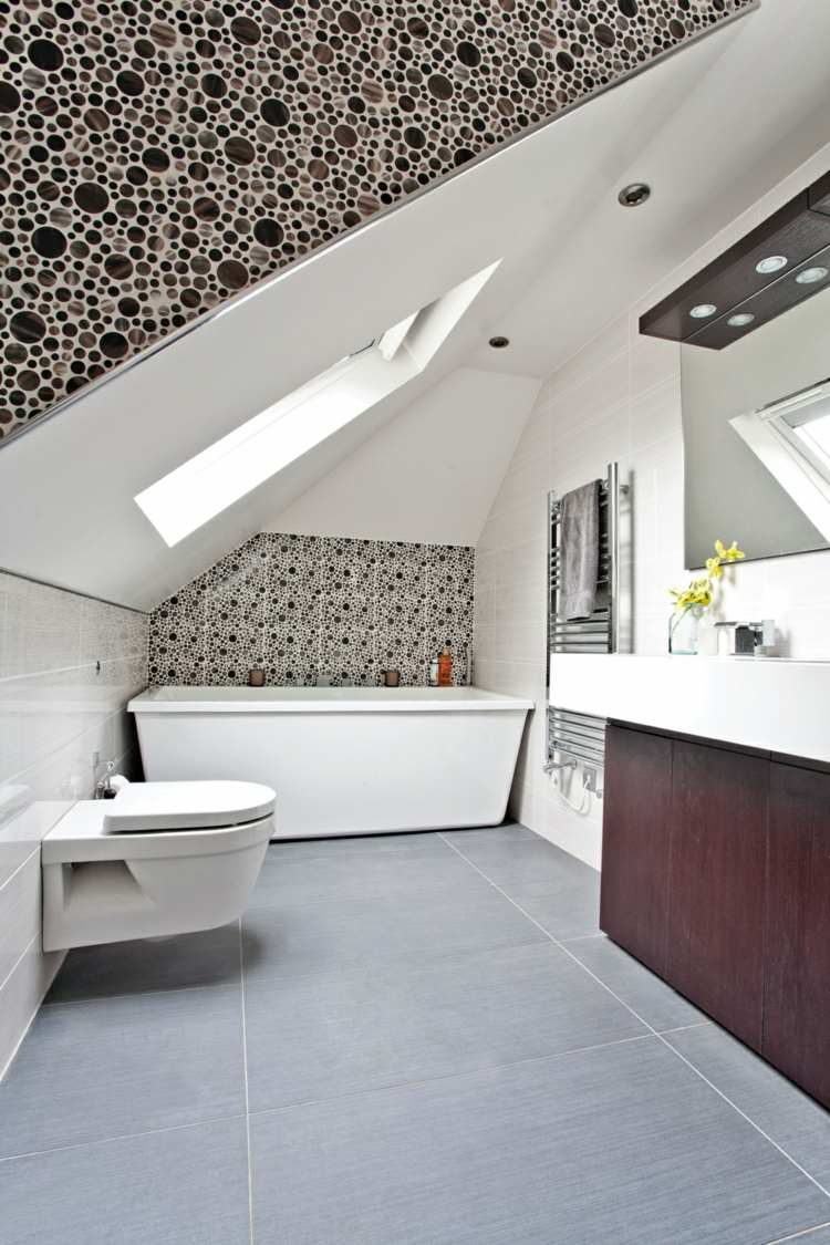 badezimmer mit dachschräge mosaik rund steine waschtisch holz