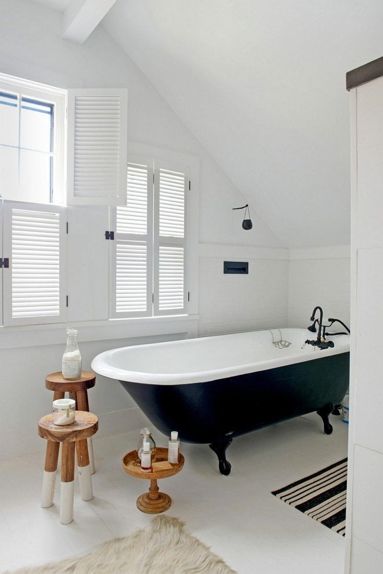 badezimmer mit dachschräge retro wanne schwarz weiss beistelltische badvorleger