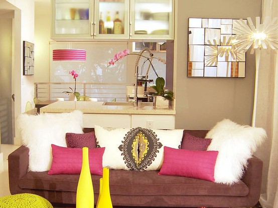 beige-wohnzimmer-dekorative-kissen-akzentsetzung