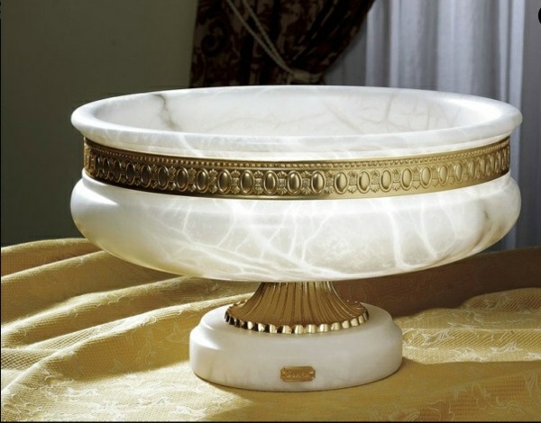 dekoration-wohnzimmer-weiß-alabaster-goldene-ornamente